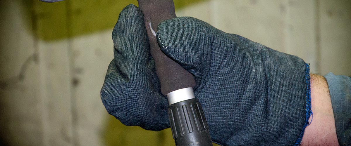 Рабочие рукавицы для суровых трудовых будней: виды варежек и защитные свойства